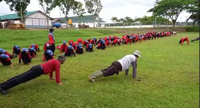 Kegiatan Latihan di Lapangan Upacara MS 1